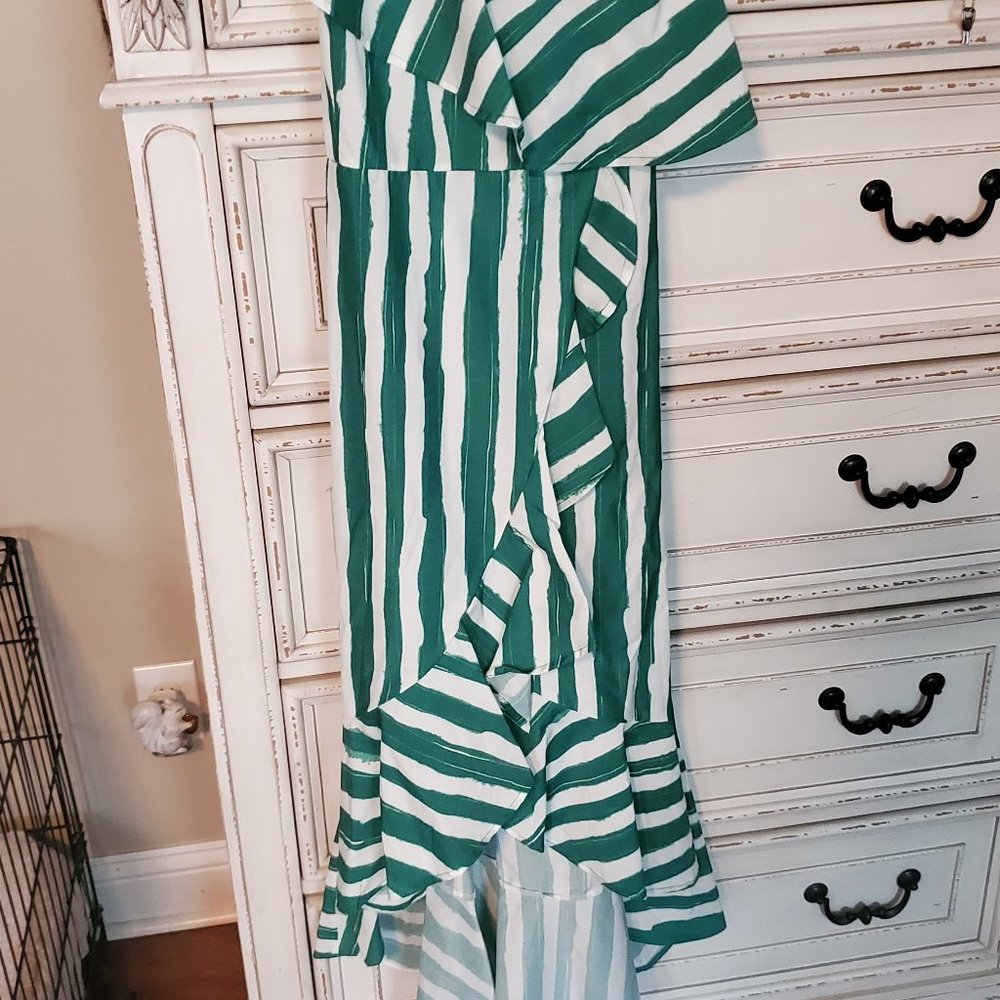 Adorable green/white striped 👗.
